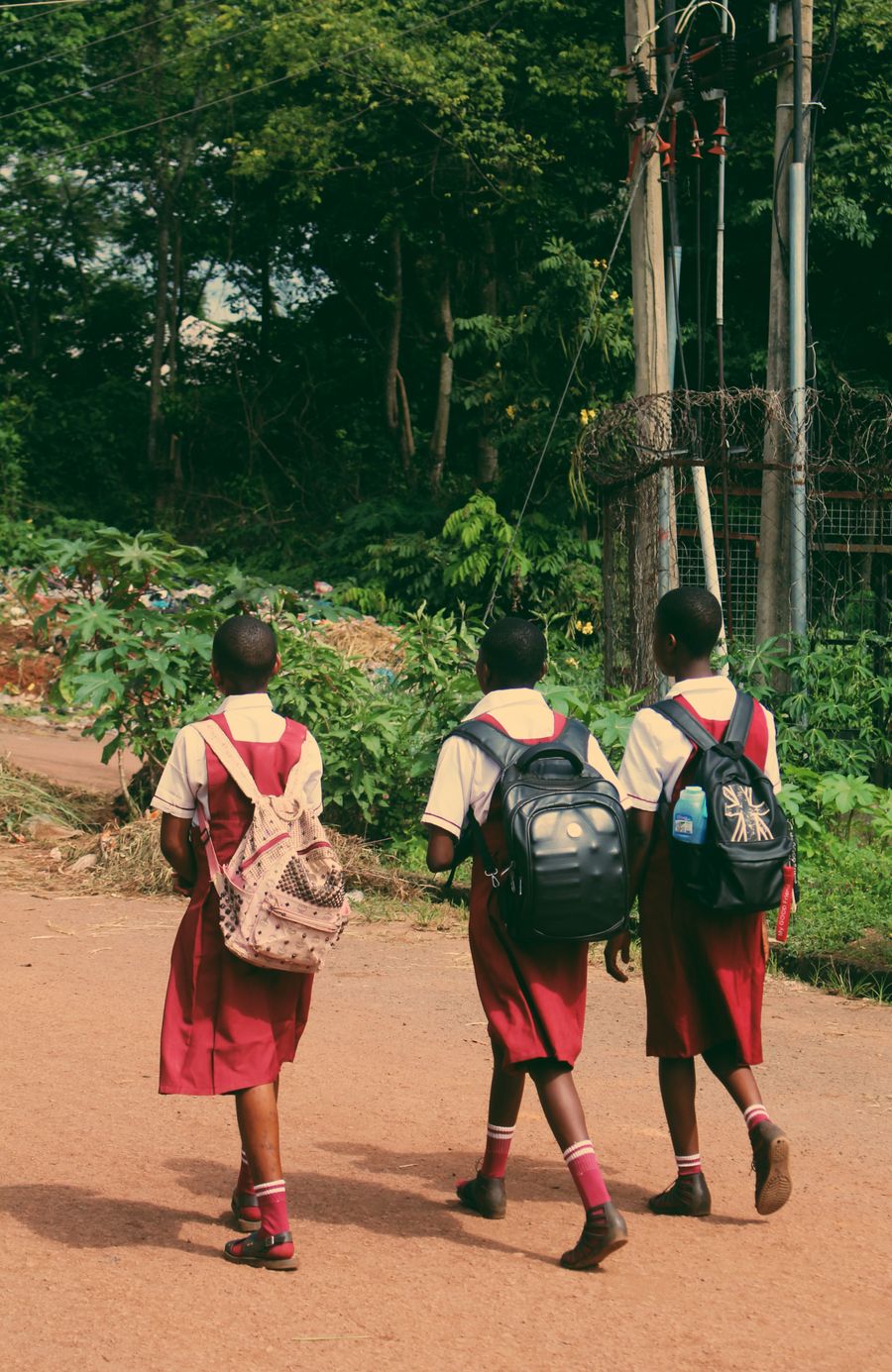 Élèves en route vers l'école